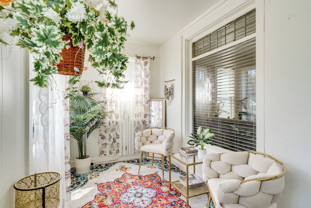 1 Mi to Dtwn Elgin: Dutch Colonial w/ Lovely Patio