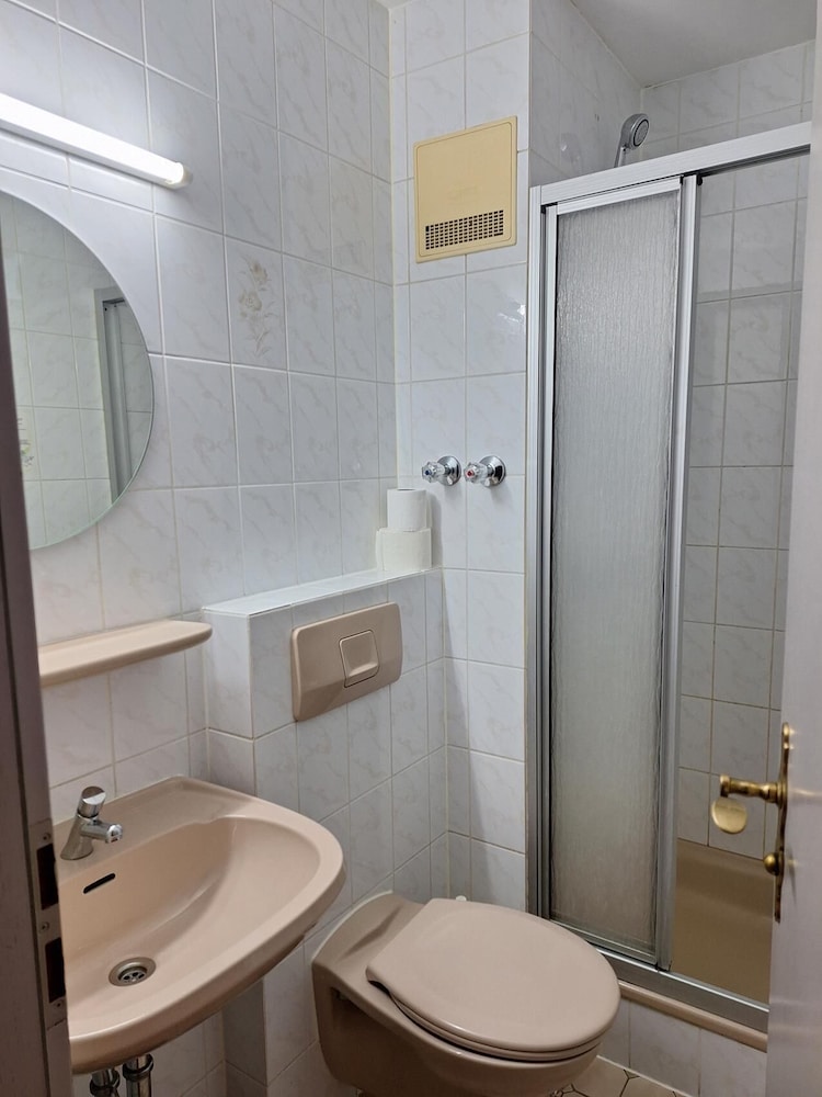 2-Rent Group Hostel Rooms AUB162