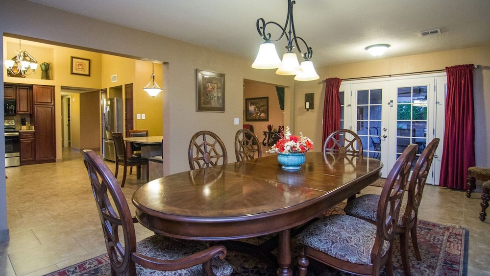Private Playground: Golf Pool Table and Hot Tub!