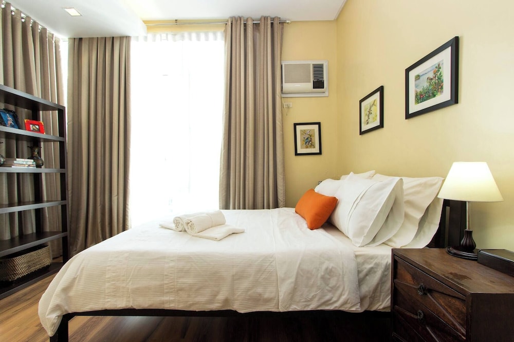 Elegant 2BR Apartment in Upscale Fort BGC Fast Wifi