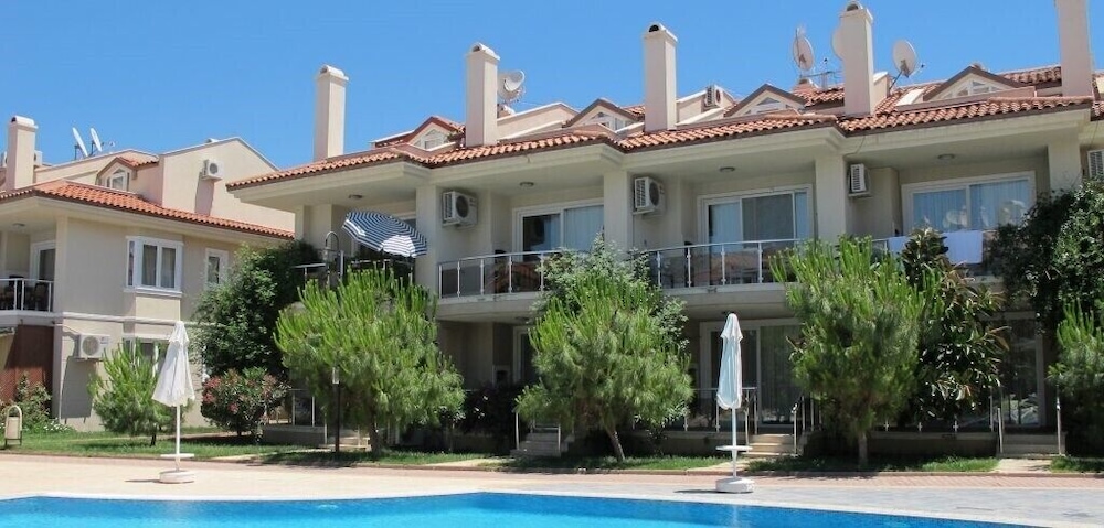Villa SL18 by JoyLettings view 3