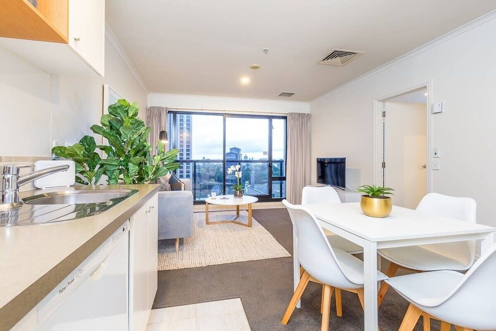 Stylish 1BR w/ Lovely Views, Pool+Gym Zodiak Stays