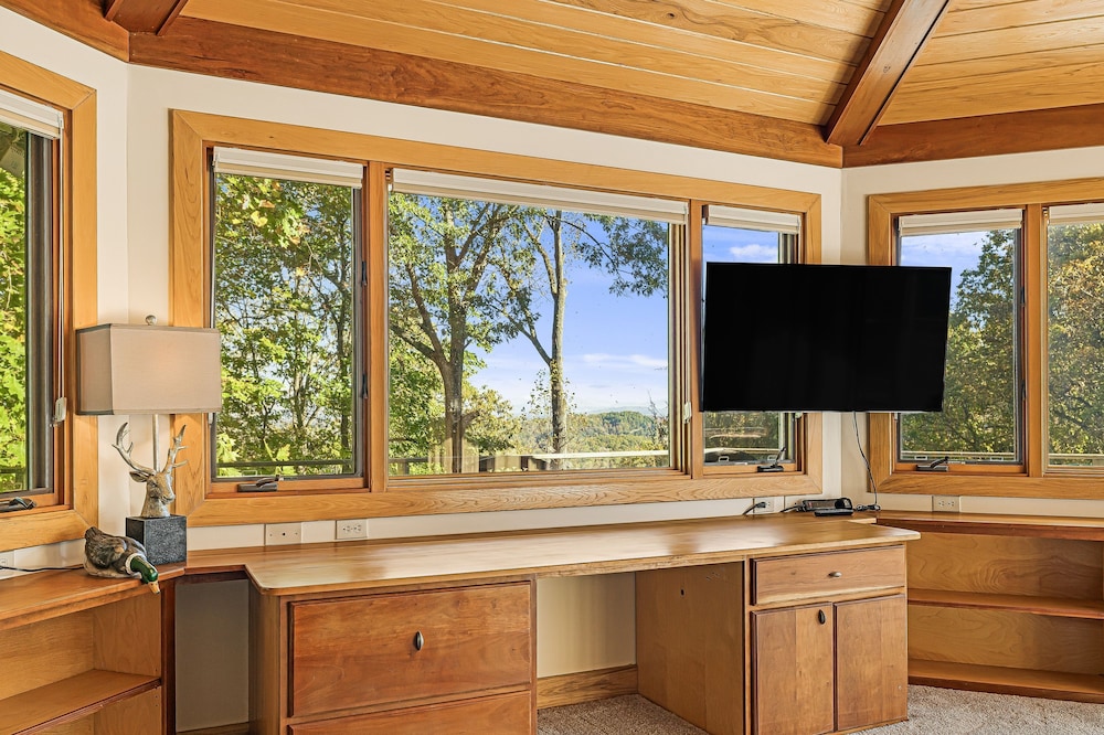 Cabin in the Sky by Avantstay Deck w Views