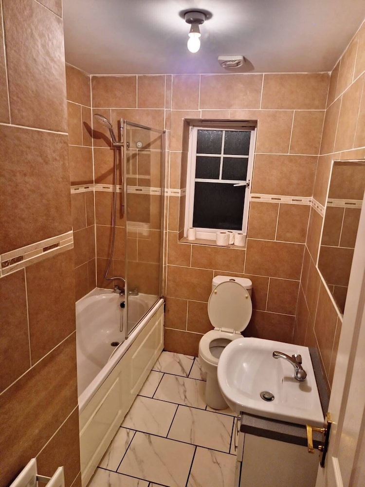 3 Bed House - Sleeps 6 - Parking - Wifi