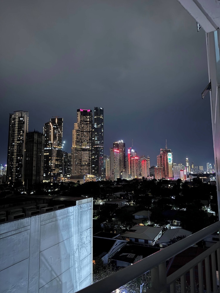 Entire Apartment in Makati City With Fast Wifi