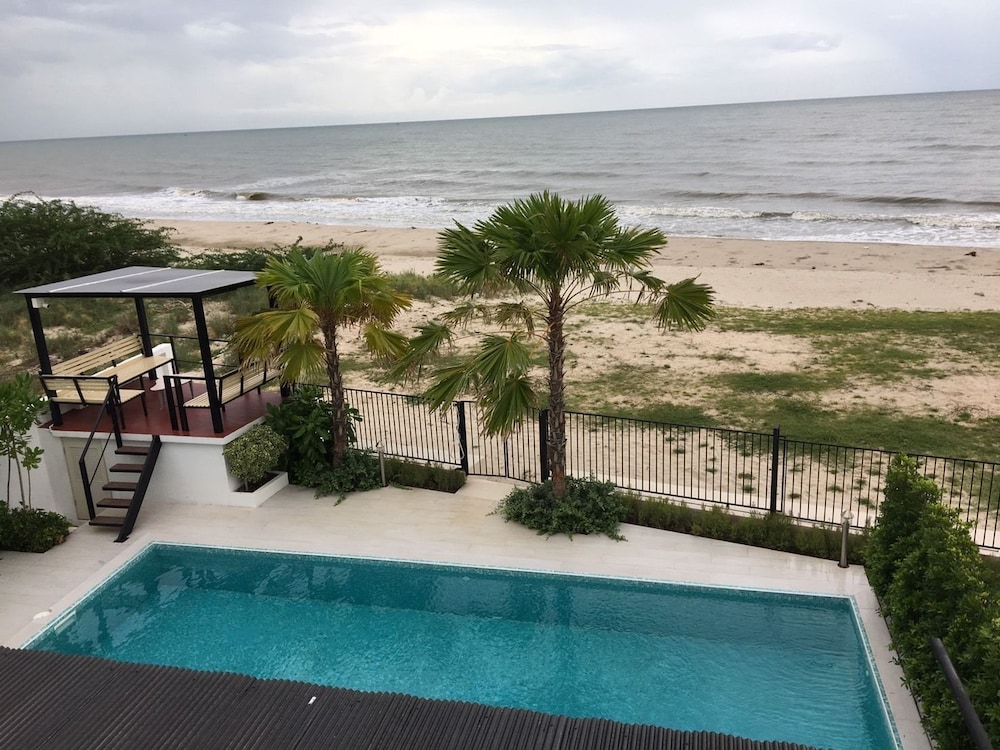 La Playa Beach Front Pool Villa Cha-am