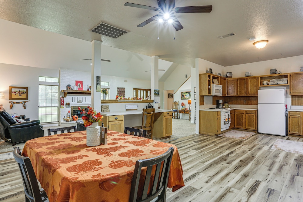 Relax By the Lake: Quiet East Texas Retreat