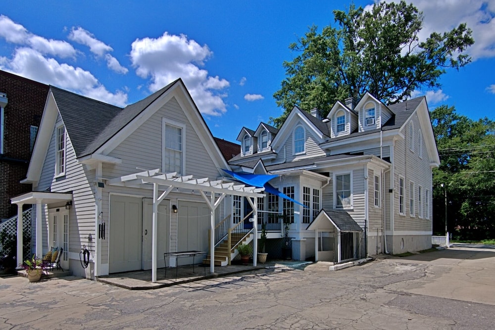 Chesnut Cottage Inn