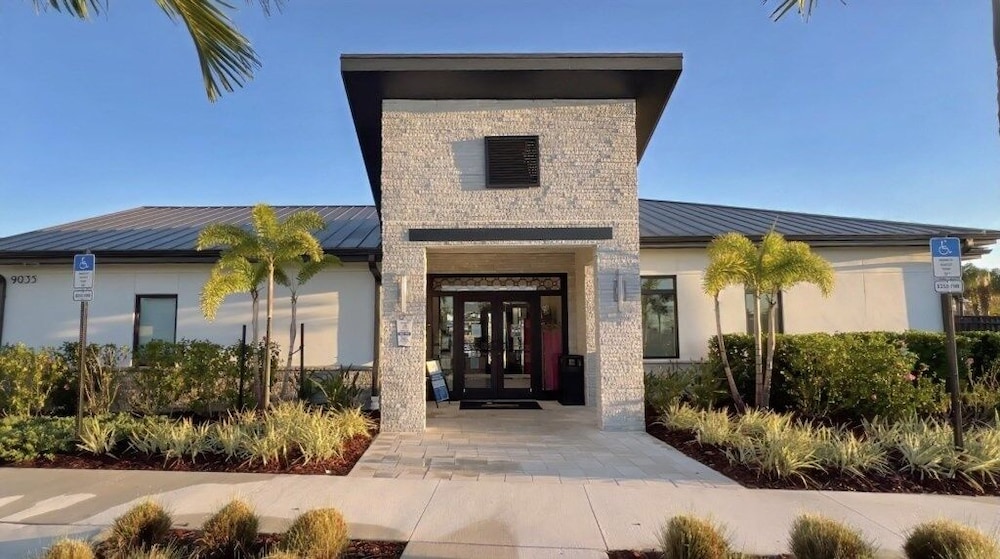 Stunning 4 Bed Townhome With Splash Pool-1160ks 4 Bedroom Townhouse