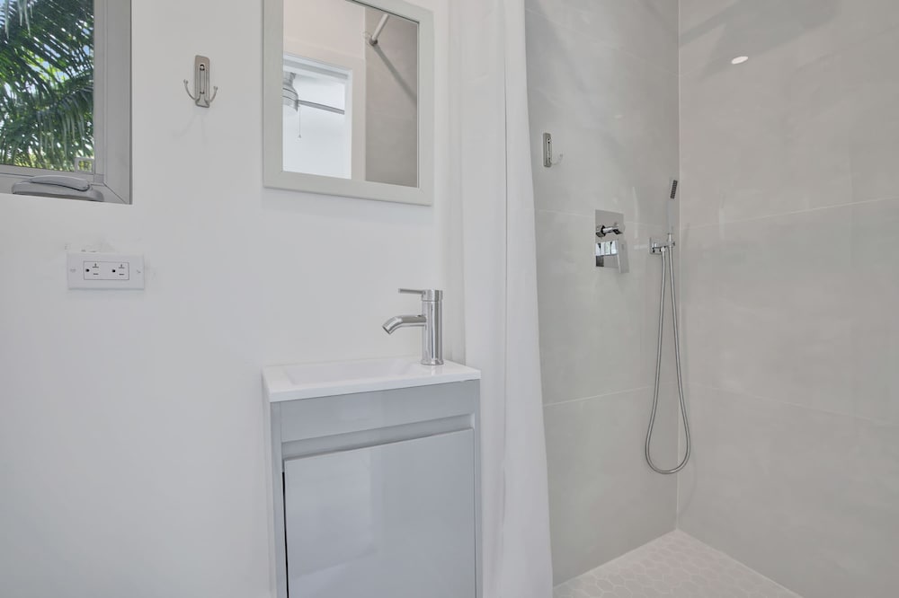 Sunshine Getaway Sleeps 4!
