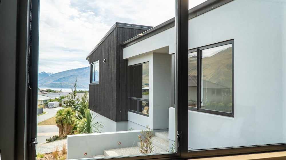 Farrant Drive - Sleeps 8 - Lake & Mountain Views - Modern & Stylish view 5