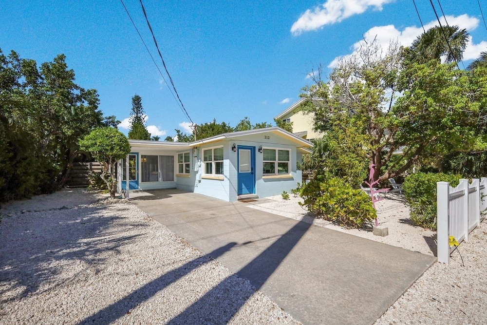 Mermaid's Treasure 2 Bedroom Home by RedAwning view 3