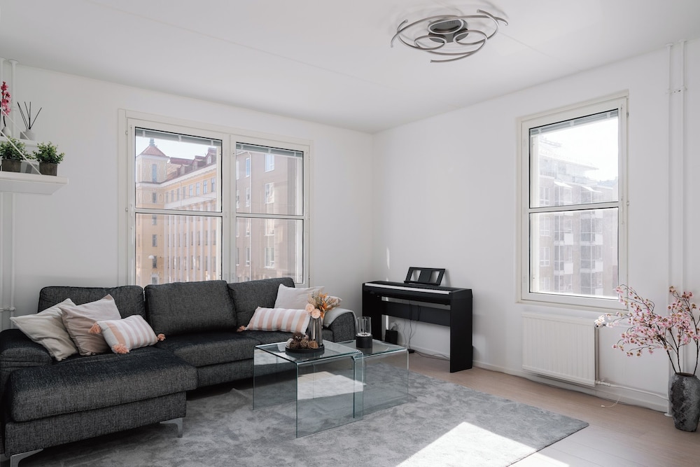 Modern 1BR Apartment with Balcony