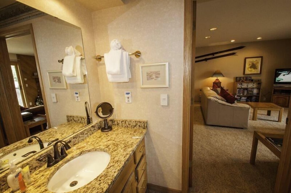 Snowdance Condominiums 2 Bedroom Apartment by Key to the Rockies