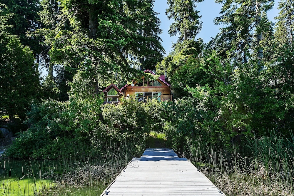 Journey's End On Fish Lake 2 Bedroom Home by NW Comfy Cabins by RedAwning view 4
