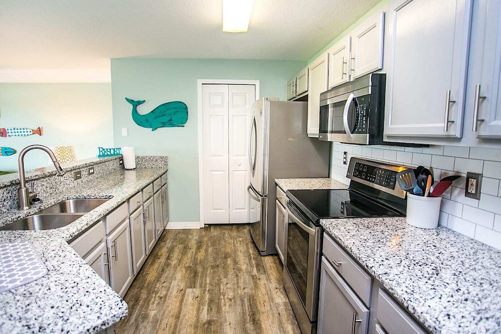 Seaside Haven: Stylish Condo, Garden Views