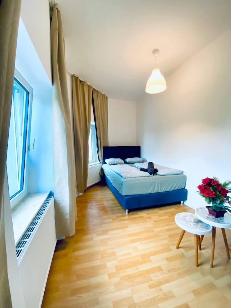 Spacious 4 BR Apt Perfect for Groups