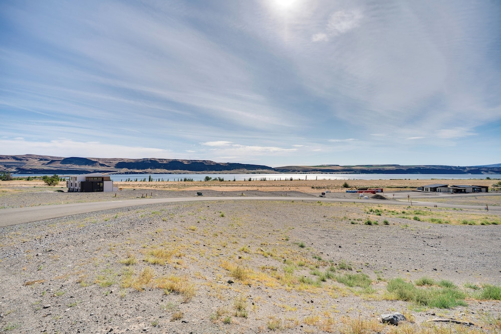 Hot Tub & Water Views: High-end Vantage Retreat