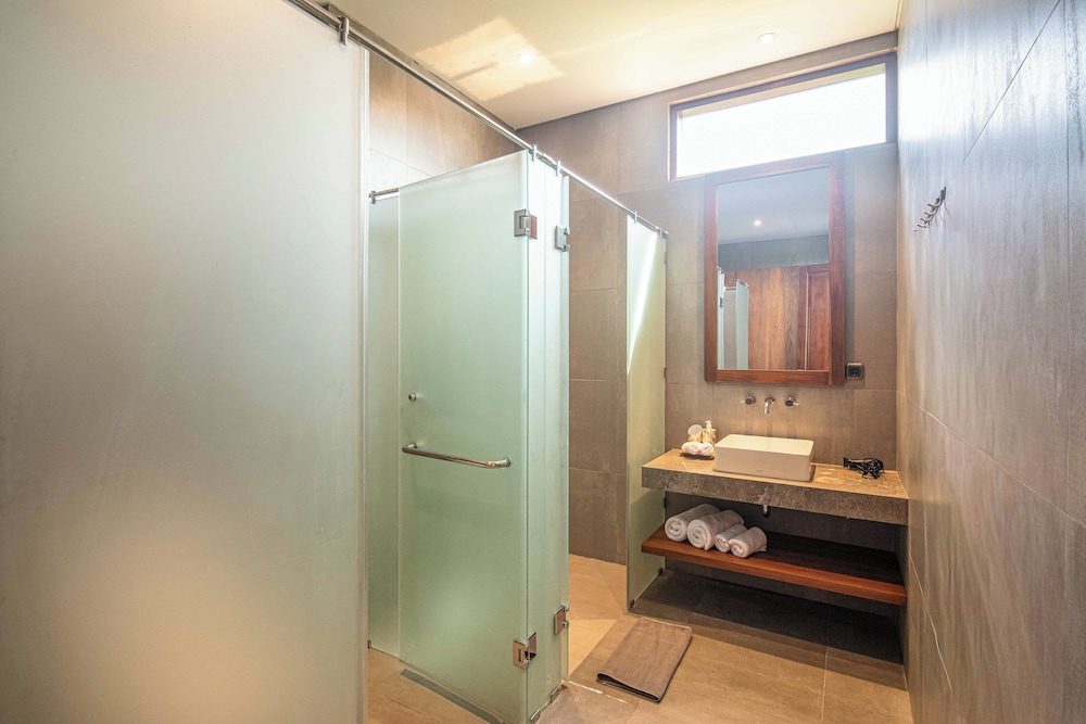 Luxury 5-bedroom Canggu Beach Villa With Scenic Ri
