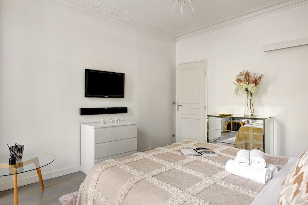 Elegant 3BR Arc de Triomphe