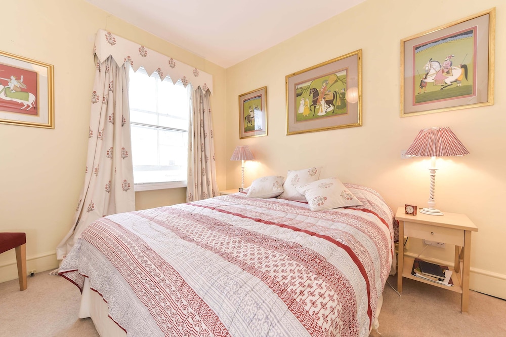 Smart 2 bedroom flat near Pimlico Tube