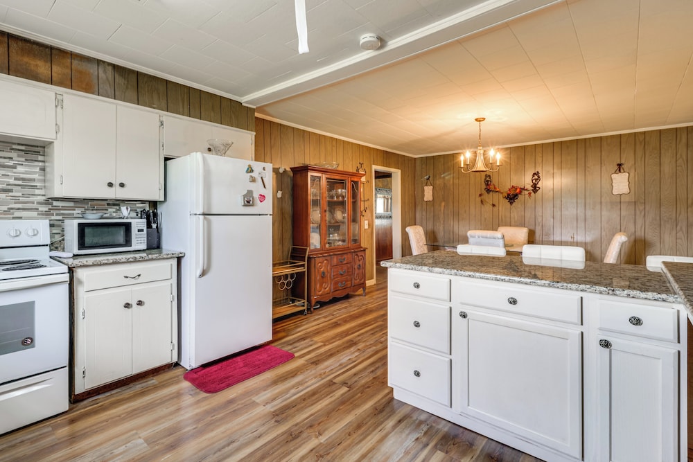BBQ Ready: Delta Country Home on 30 Acres