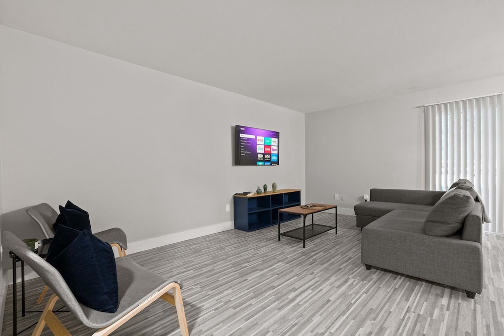 Modern 2BR 2BA Apartment With Pleasant Views