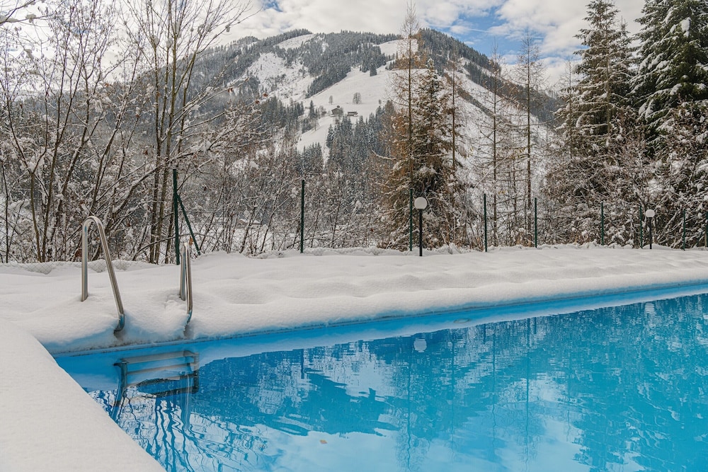 Beautiful Apartment in Viehhofen With hot tub