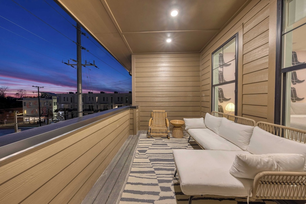 Sleeps 16 2 Modern Townhomes, Minutes to Broadway Lischey & 98 Degrees
