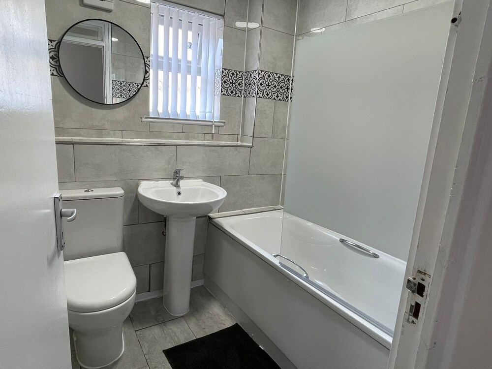 New! 4 Bedroom London House With Garden and Lawn