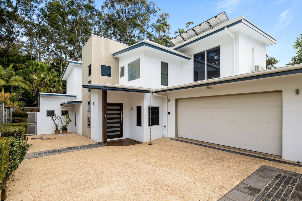 Spacious 3-bed Home With Patio Near Beach