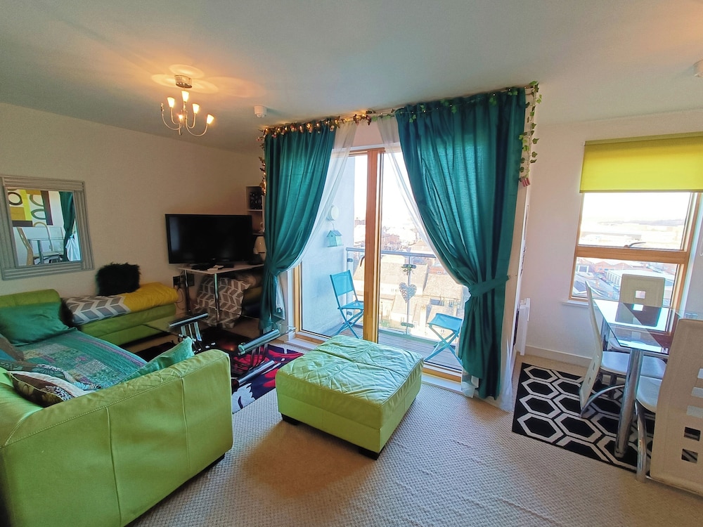 1 Bed Flat - Sleeps 5 - Pets - Garden - Parking