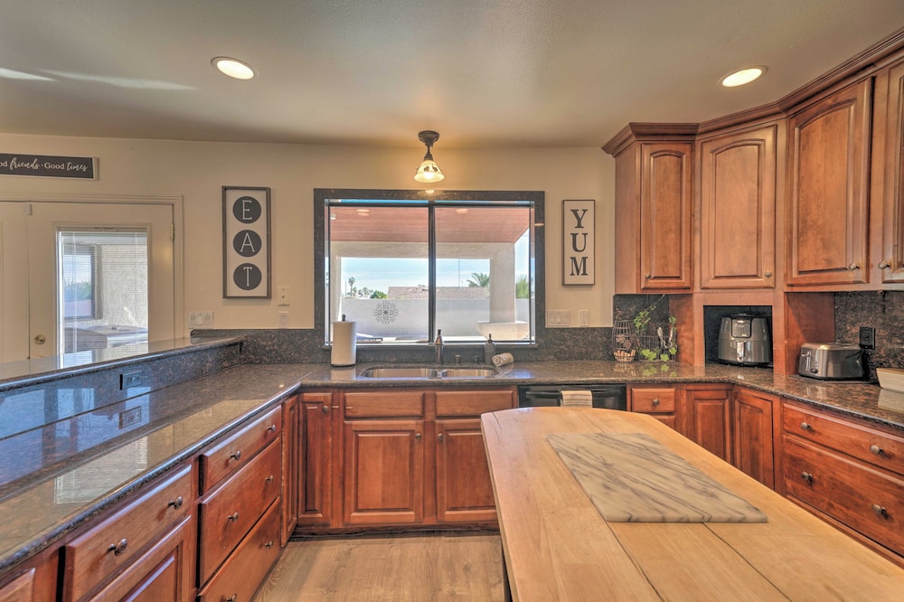 Putting Green & Pool Table: Lake Havasu City Gem!