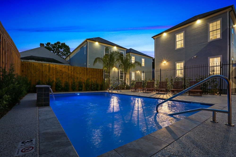 Stunning 4 BR Condo + Pool - Near St. Charles