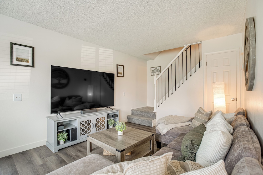 Explore Red Rocks & Green Mtn: Townhome w/ Pool!