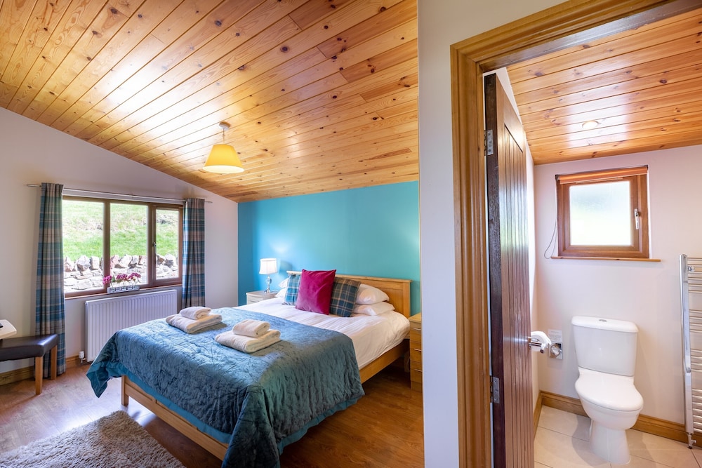 Woodpecker Lodge With Hot Tub Near Cupar, Fife view 3
