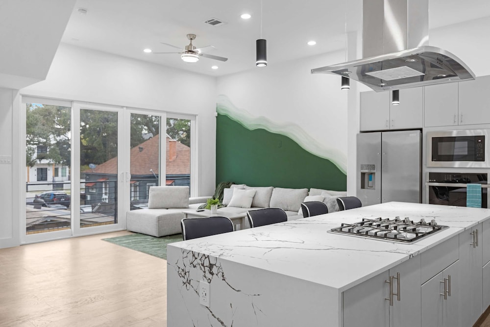 Houston 6 Bedroom Home