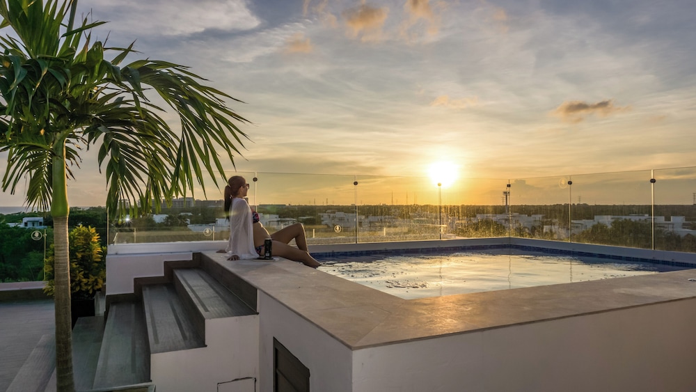 Luxury Studio Rooftop Pool and Jacuzzi