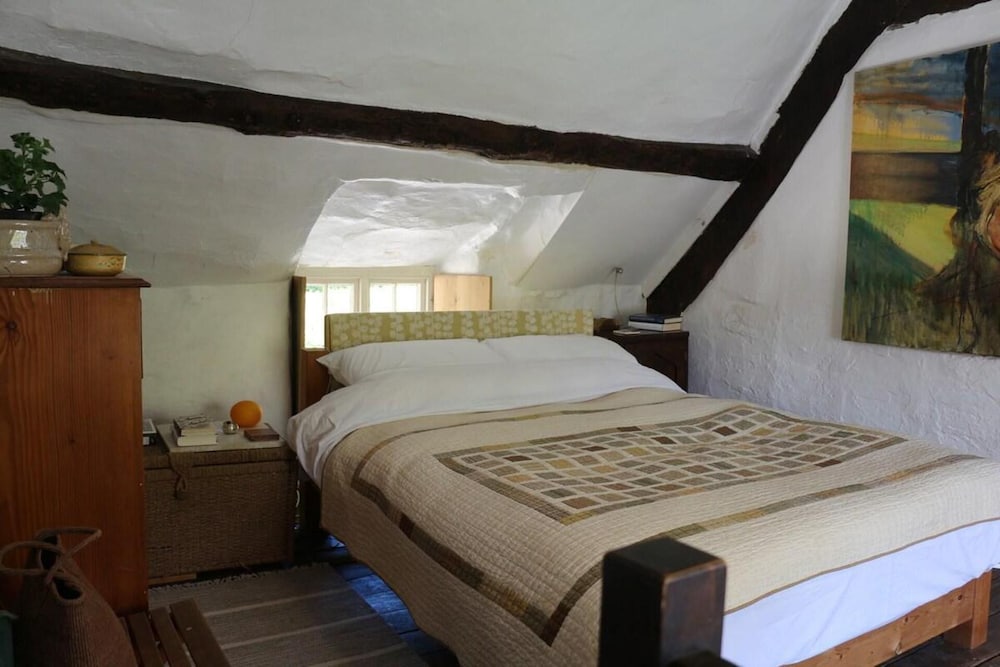 15th Century 3 Bedroom Cottage & Delightful Garden view 2
