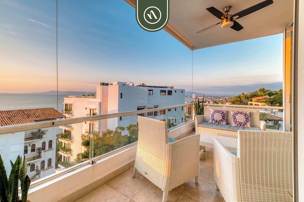 Corner 2 BR Condo - Spectacular Oceanview Sunsets