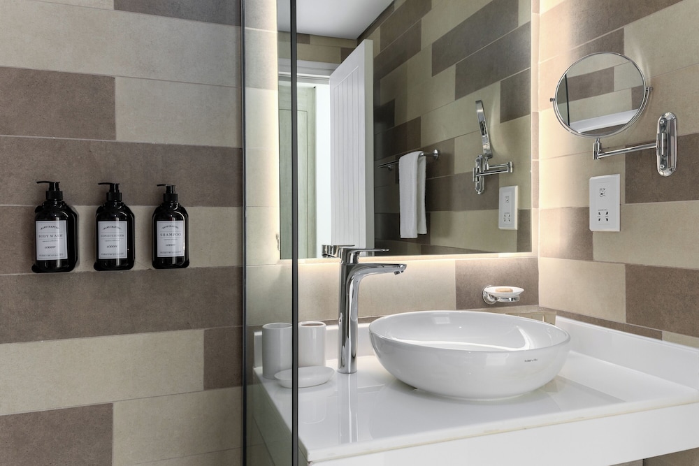 Maison Privee - Elegant Palm Retreat w/ Iconic Sea and Marina Vws