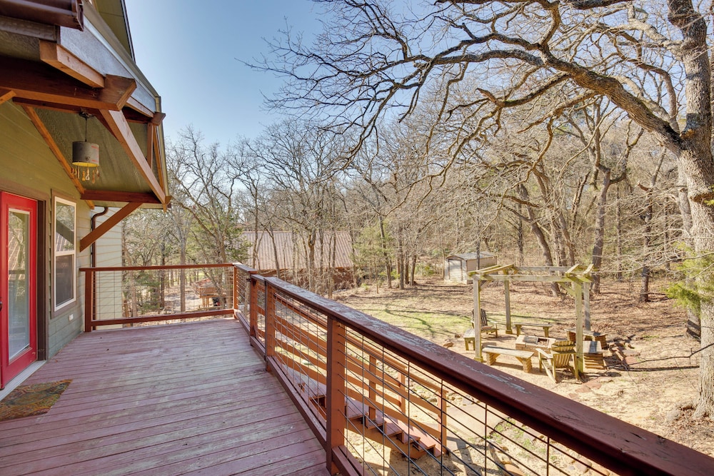 Serene Valley Views: Lake Texoma Retreat