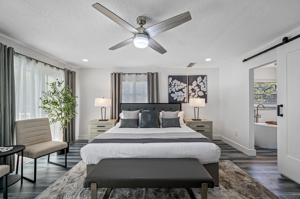 Luxury Retreat: Pool, Games, Basketball & More!