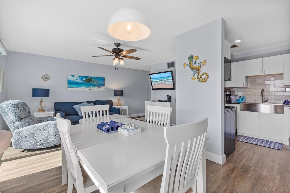 Colony Beach Club 237