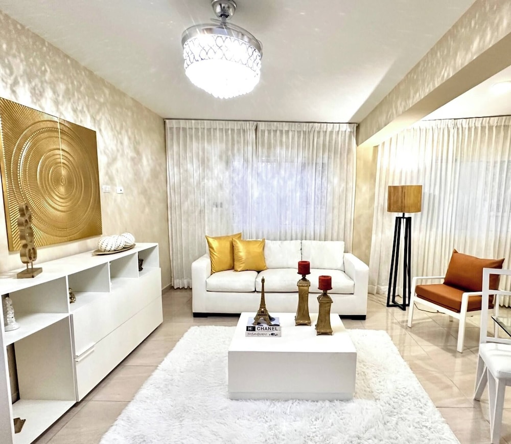 Family apt Centric Near Historic Center Boardwalk