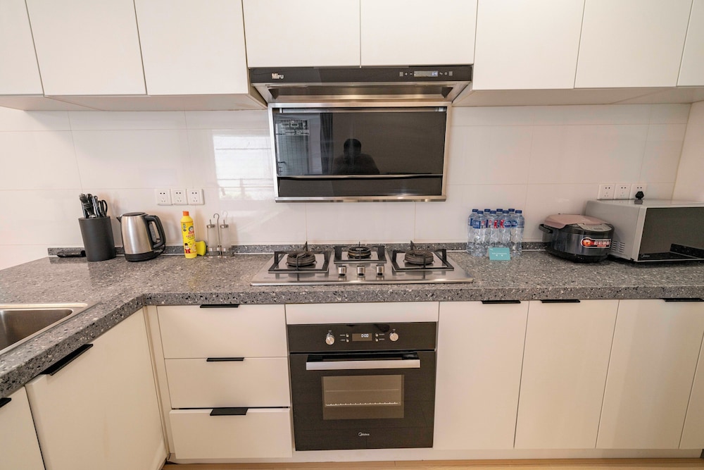 Tyms Bright 2BR 1BA Apt Xuhui Center