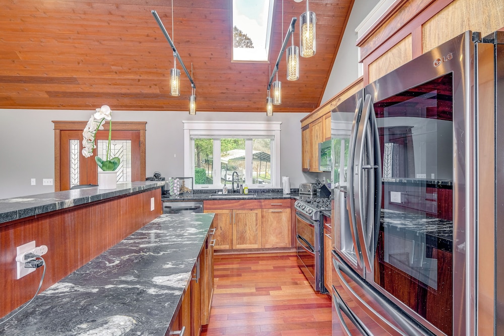 Lakefront Washington Home w/ Grill, Dock & Kayaks! view 2