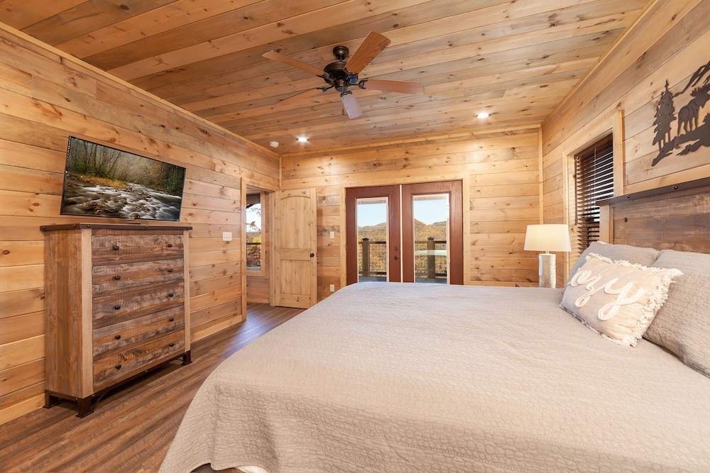 Victoria's Secrets 5 Bedroom Cabin by RedAwning view 3