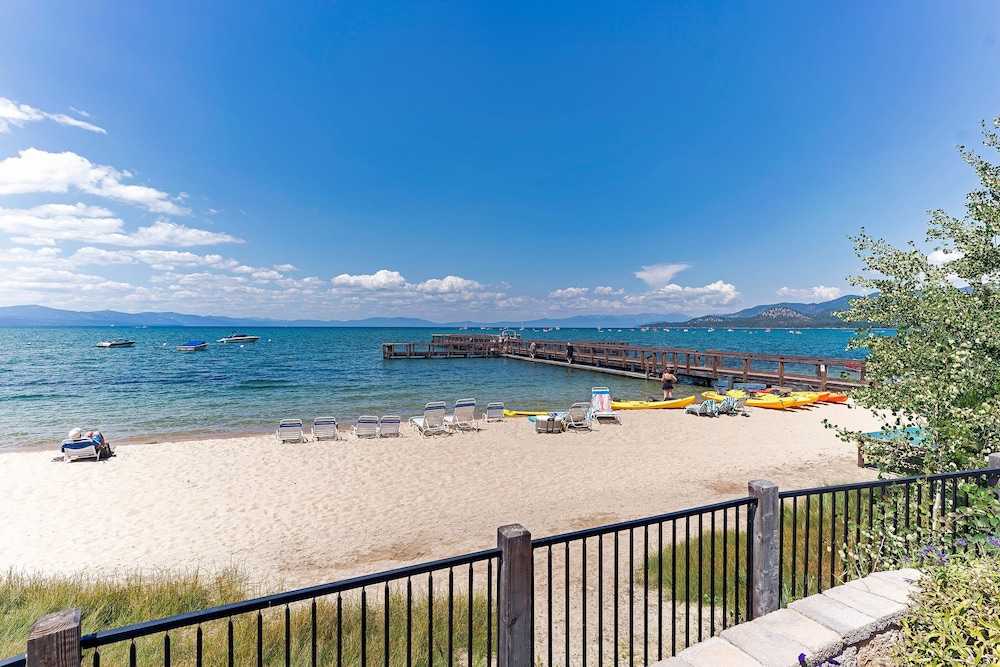Lakeland Village - Walk to the Beaches of Lake Tahoe!