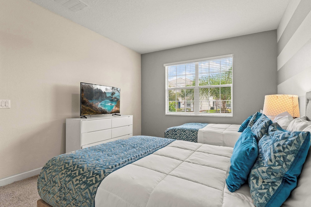 Resort Vibes At Championsgate - Home for 14 With Private Lanai